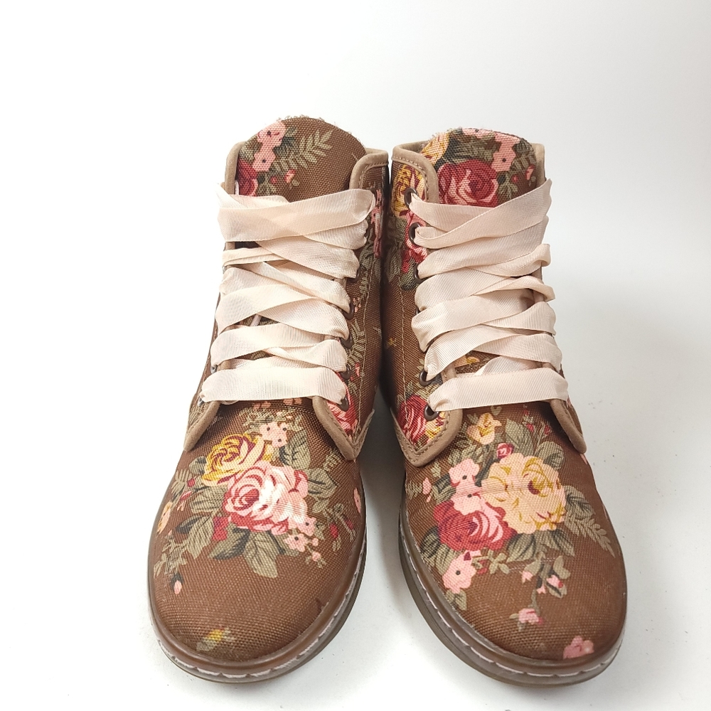 Dr. Martens Shoreditch Victorian Floral Boots - Picture 9 of 12